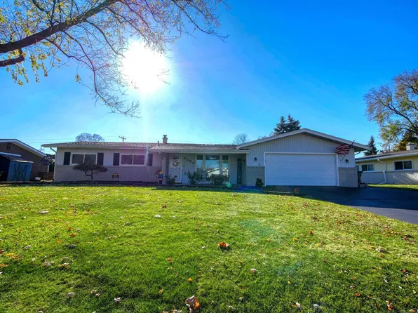 8364 Carriage Hill Dr, Shelby Township, MI 48317