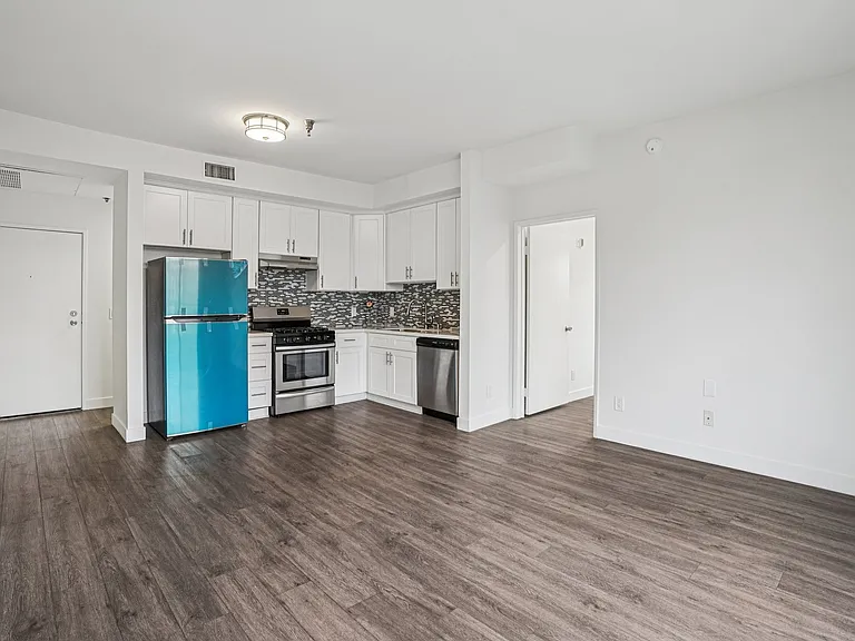 165 N Hoover St — Photo 36