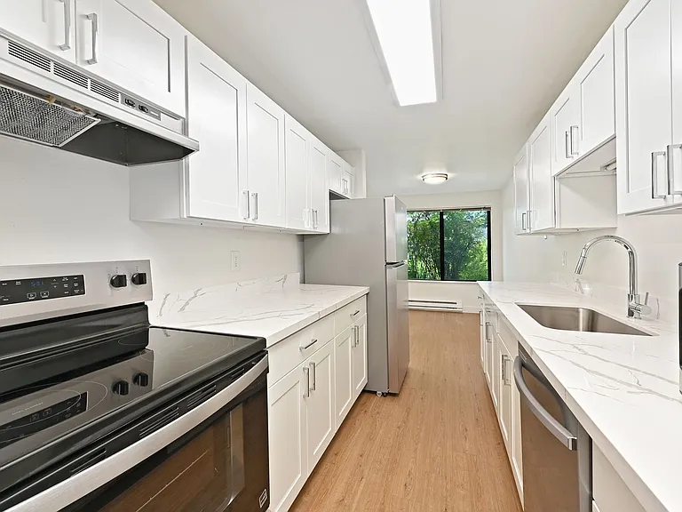 Westwind Apartments — Photo 11