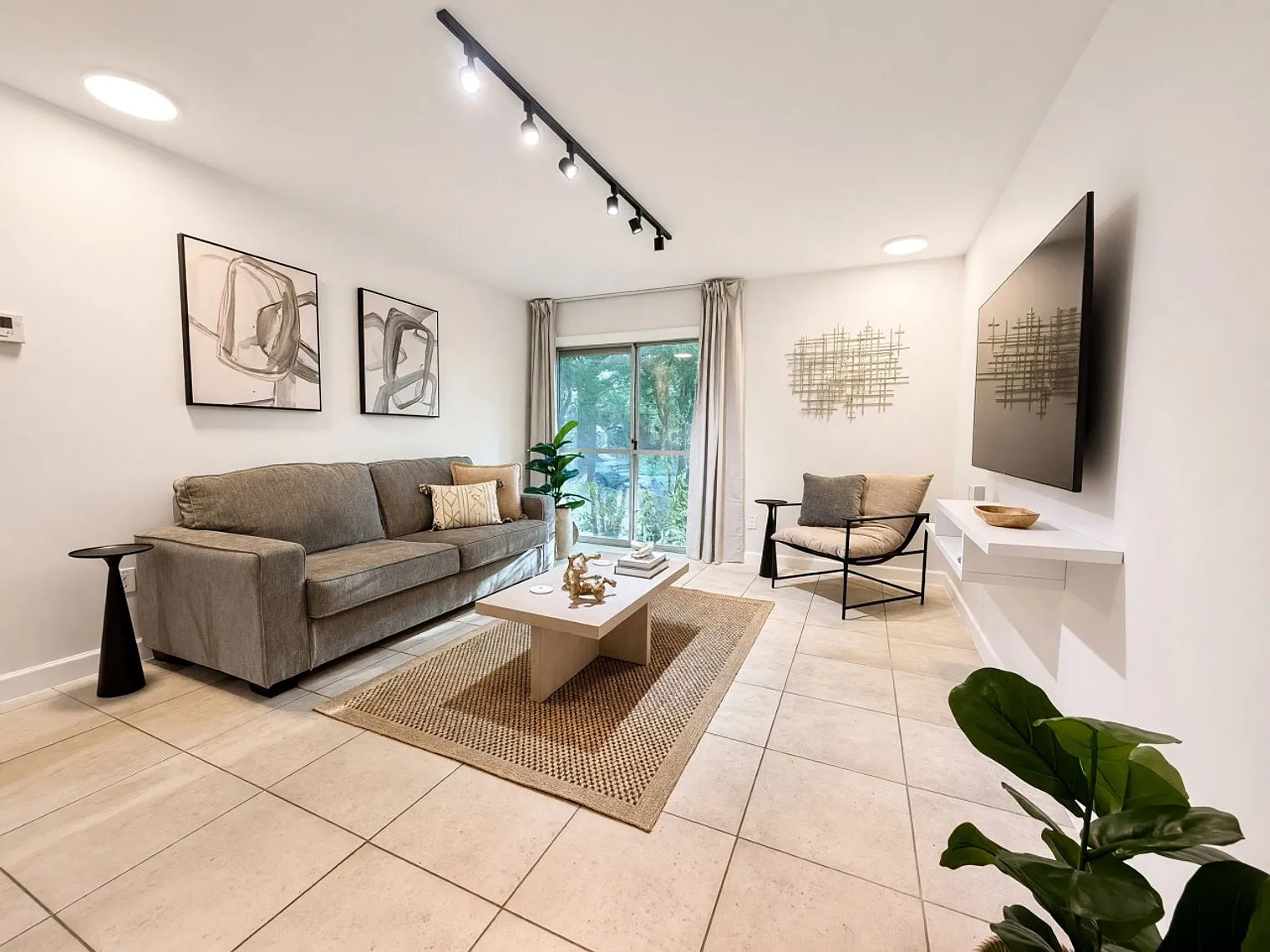 2 bed, 1.0 bath, 968 sqft, $3,462 — Photo 2