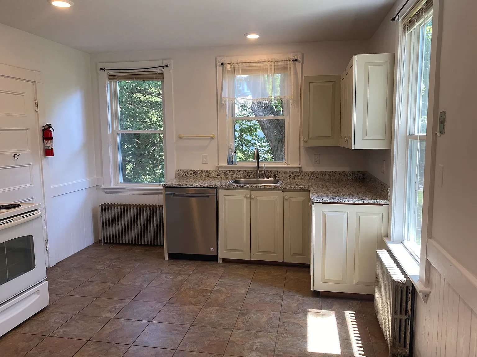 34 Lexington St — Photo 2