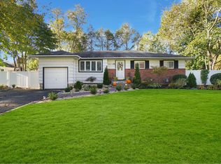 21 Middle Dr, Huntington, NY 11743