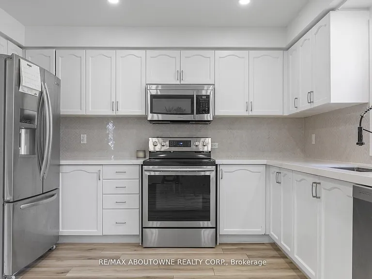 30 Harnesworth Cres — Photo 12