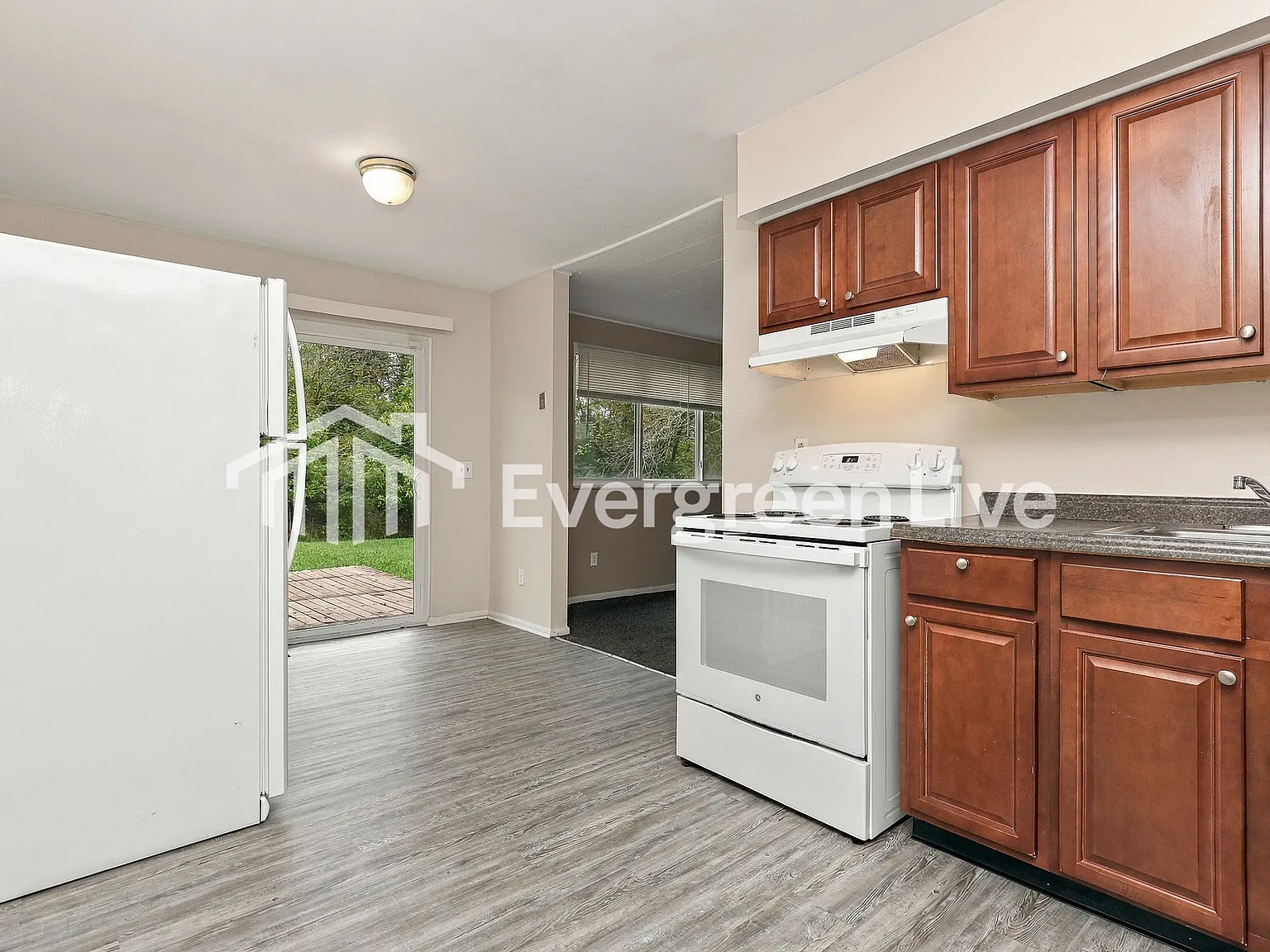 3 bed, 1.0 bath, 1035 sqft, $1,395 — Photo 3