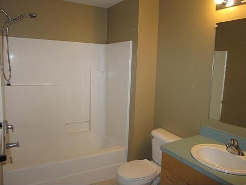 Full bathroom at 2nd floor