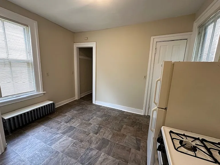 7/1 - $1545 2 BR, 1 BA with Heat, 3 blocks from UWM- 2943 N Bartlett — Photo 7