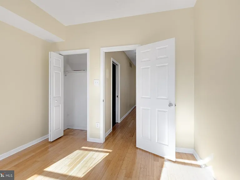 2476 Emerald St — Photo 17