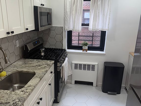 4th image of 2329 Hudson Ter APT C6