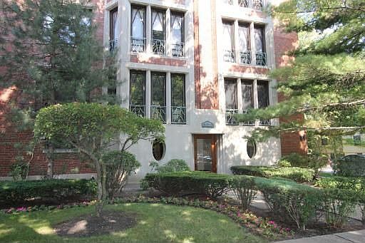 1st image of 300 N Grove Ave APT 2C