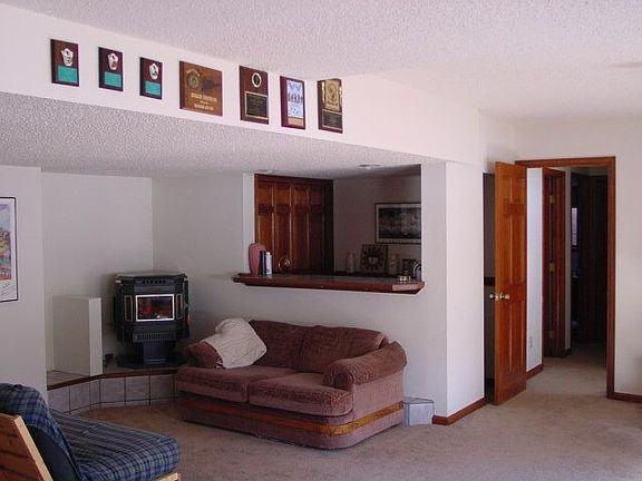 family room w/ wet bar and pellet stove