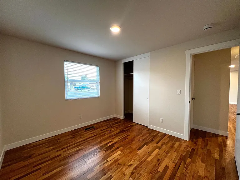 1007 S 50th Ave — Photo 15