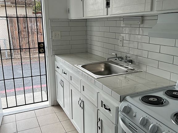 3rd image of 1436 W Clinton Ave