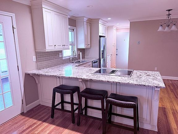 3rd image of 509 Clarendon Dr