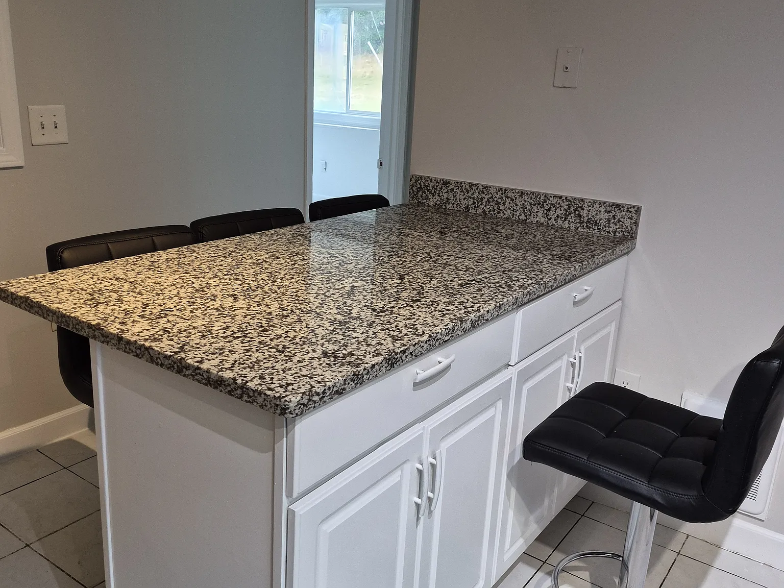 2 bed, 725 sqft, $2,200 — Photo 4