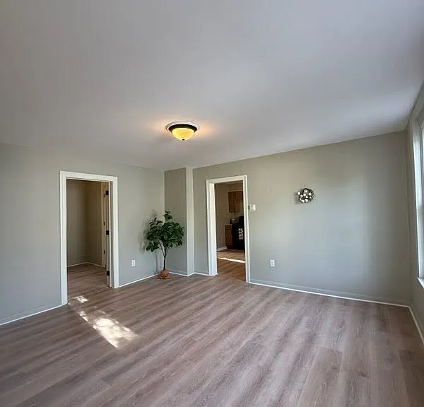 105 Sweeting St — Photo 3