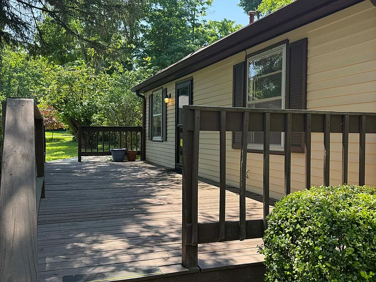 Large back deck!