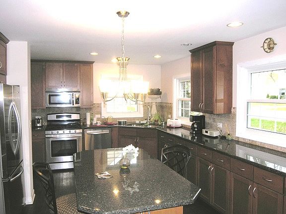 5th image of 905 E Oakton St