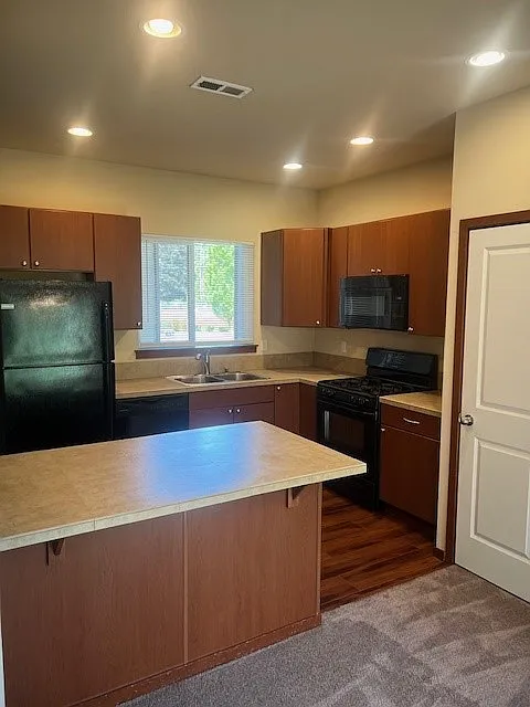 3 bed, 2.5 bath, 1469 sqft, $3,395 — Photo 3