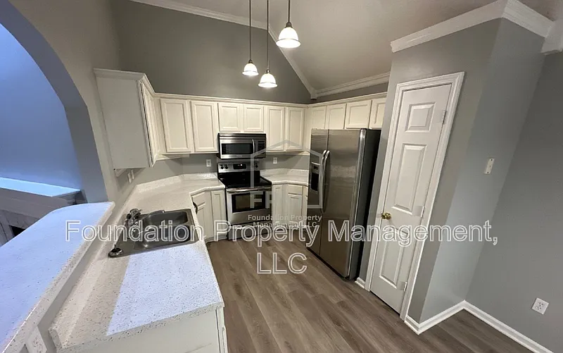 3 bed, 2.0 bath, 1420 sqft, $1,800 — Photo 3
