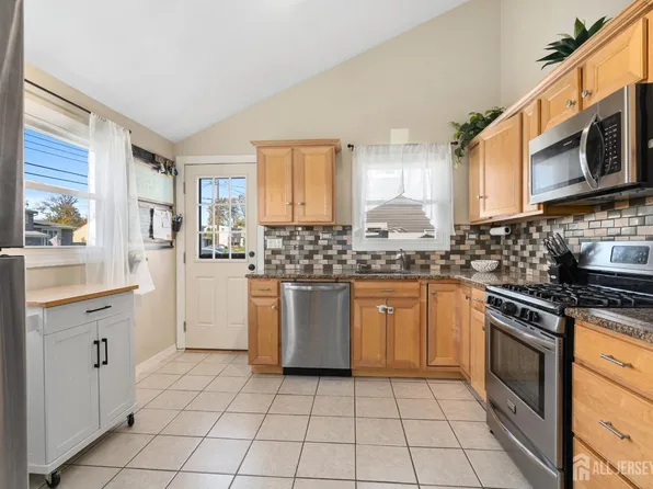 18 Bruce St, Old Bridge, NJ 08857