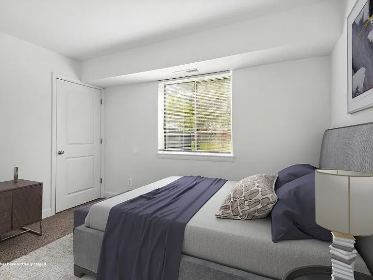 Hampton Manor Apartments & Townhomes — Photo 4