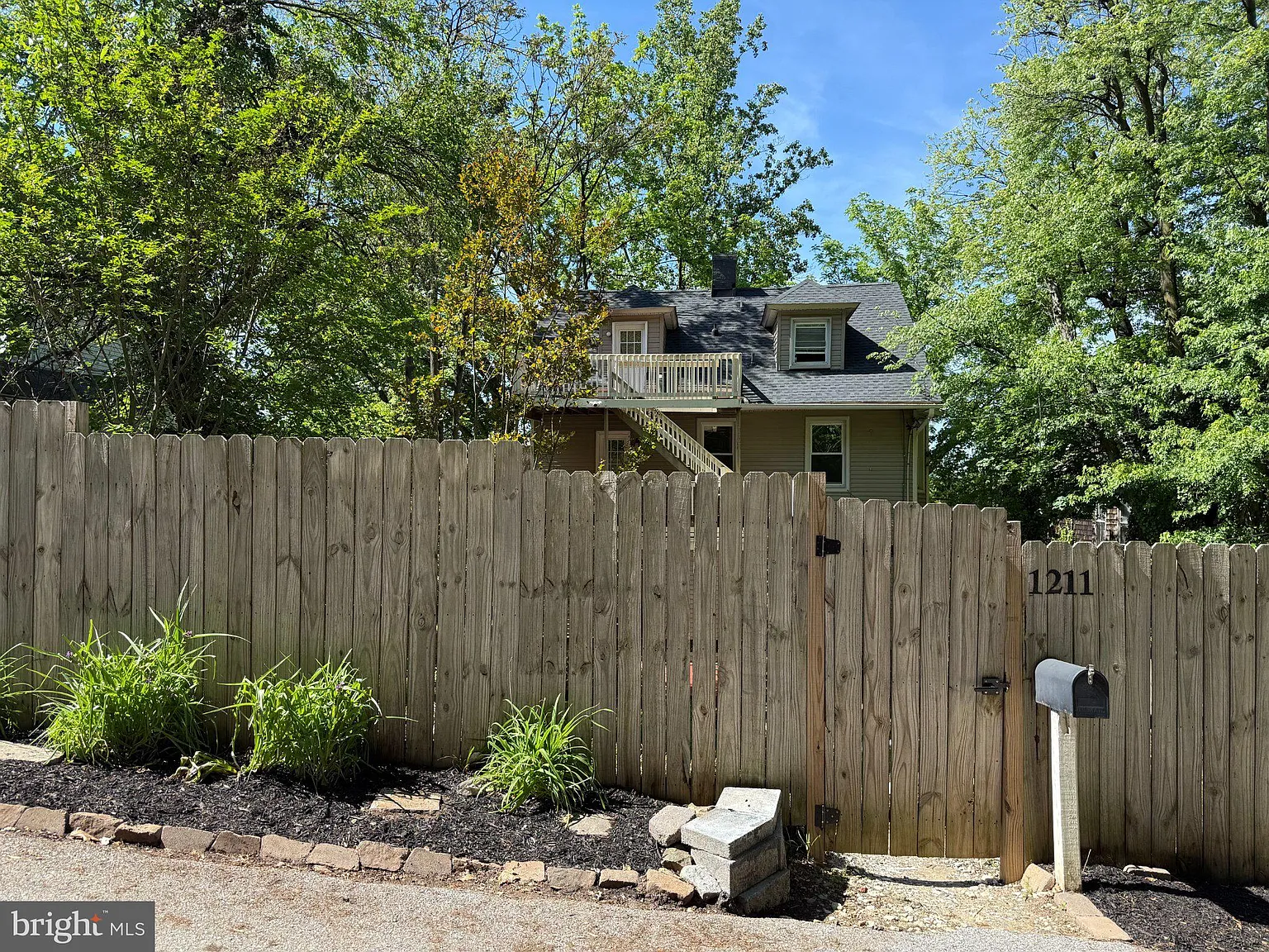 2 bed, 1.0 bath, 740 sqft, $1,400 — Photo 3