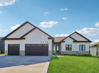 2910 NW Beechwood Dr, Grimes, IA 50111