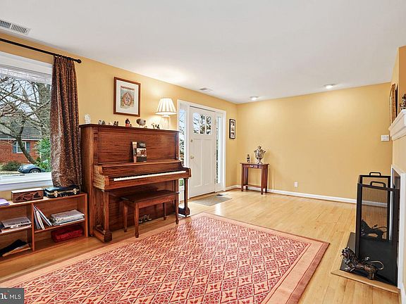 3rd image of 727 Upland Pl