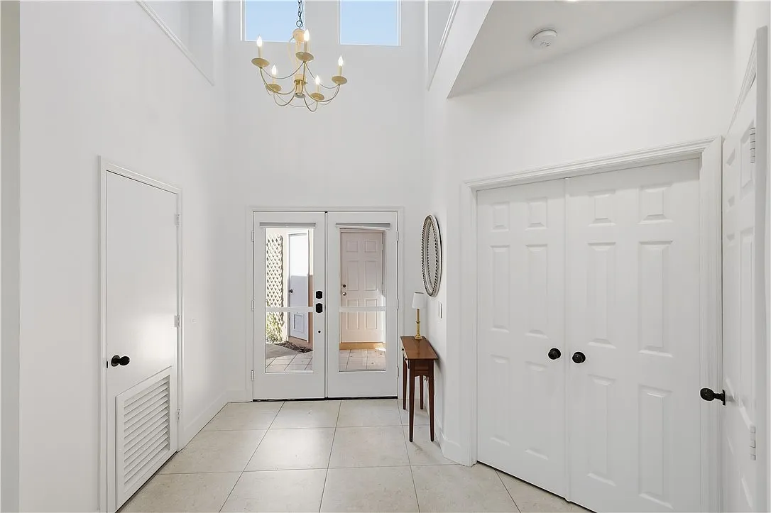 3 bed, 2.5 bath, 2026 sqft, $7,000 — Photo 2