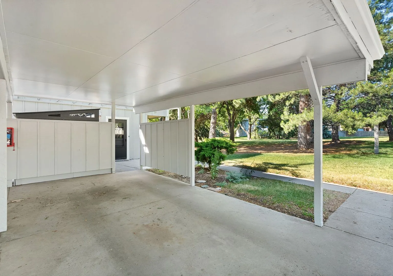 Updated 3-Bedroom End-Unit Townhome in Scotch Pines Condos — Photo 3