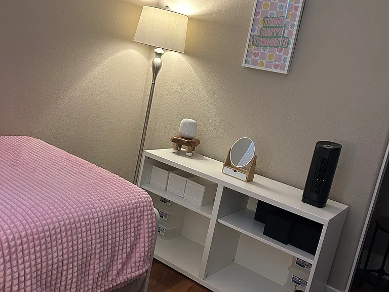 Top level 3rd bedroom with 2 twin beds and book shelves