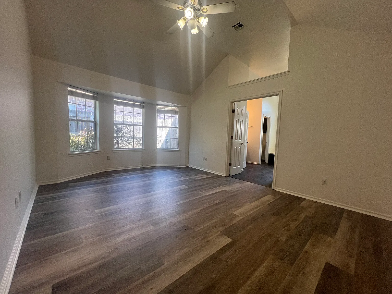 4 bed, 2006 sqft, $2,350 — Photo 4