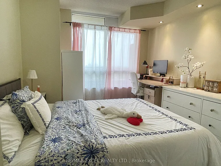78 Harrison Garden Blvd #1404 — Photo 11