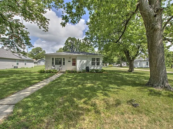 918 E Lincoln St, Monticello, IL 61856