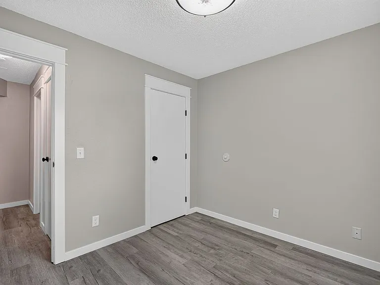 2bed 1 bath Unit in quiet Clive location — Photo 18