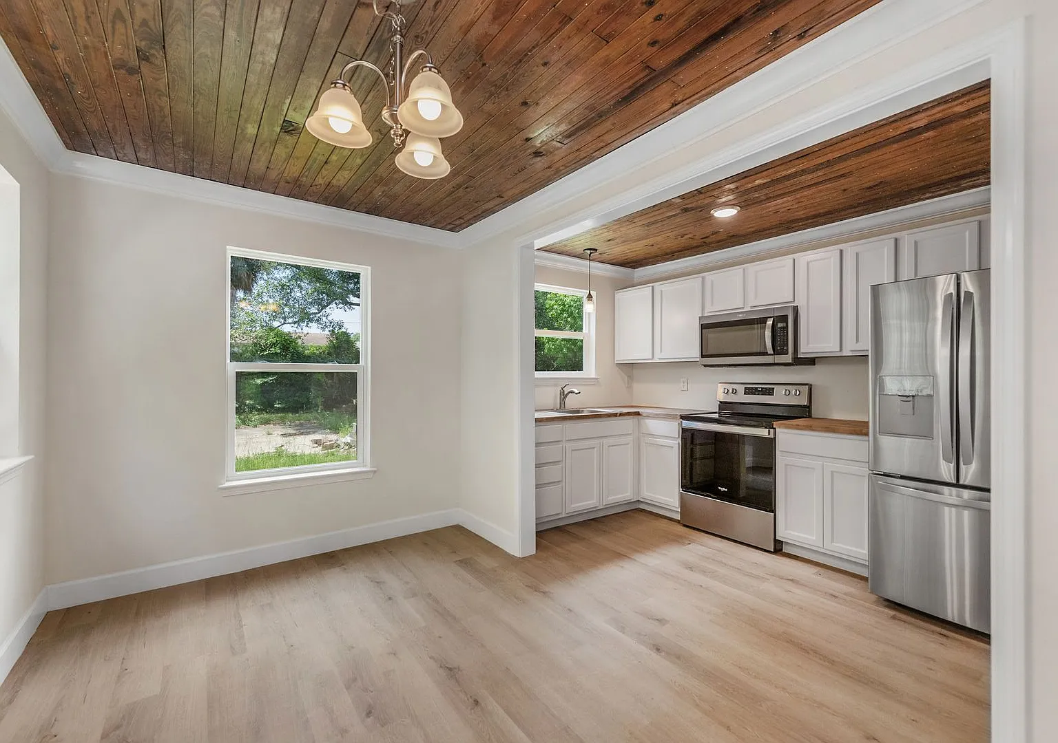 1/2 Off First Month's Rent + Waived Application Fees! | Charming 2-Bedroom Pensacola Home — Photo 4