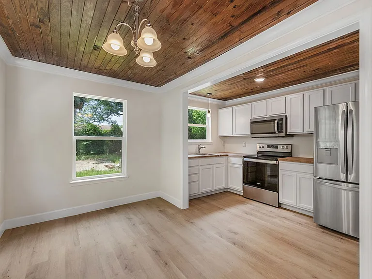 211 Broadmoor Ln — Photo 4