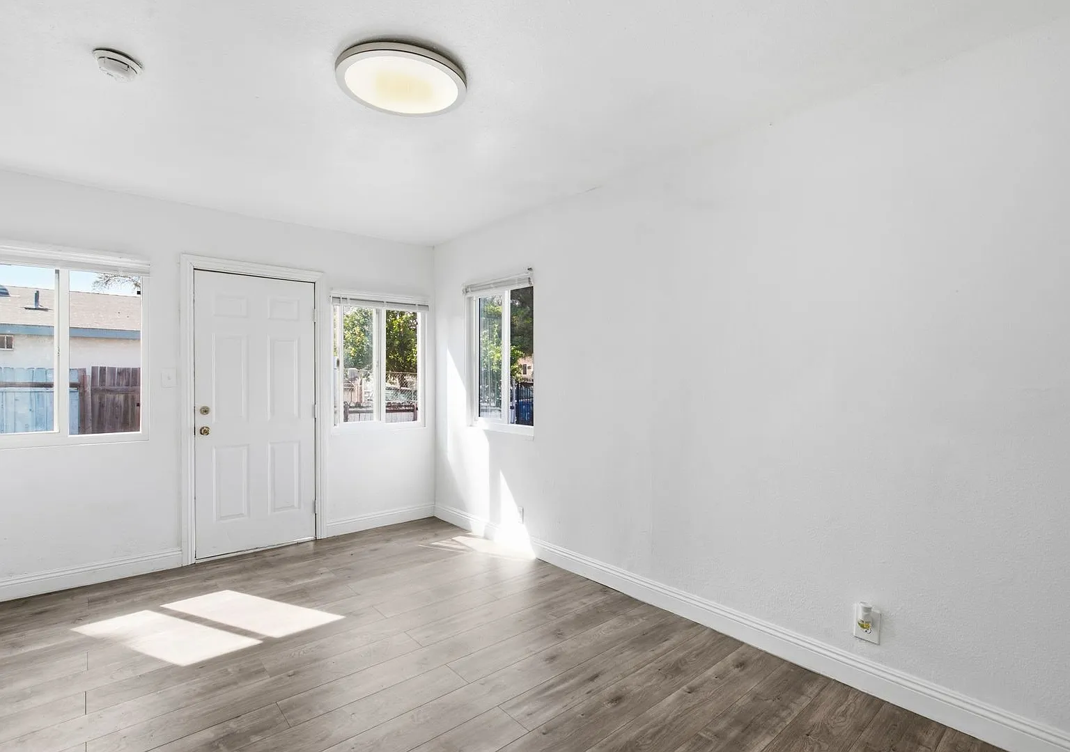 11901 S San Pedro St — Photo 1