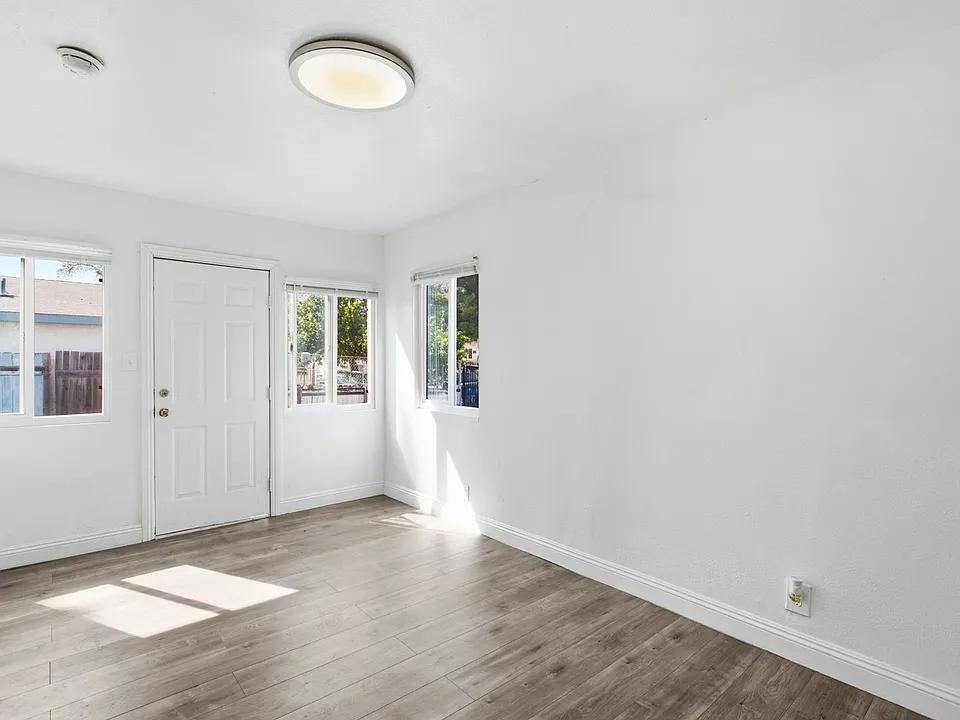 11901 S San Pedro St