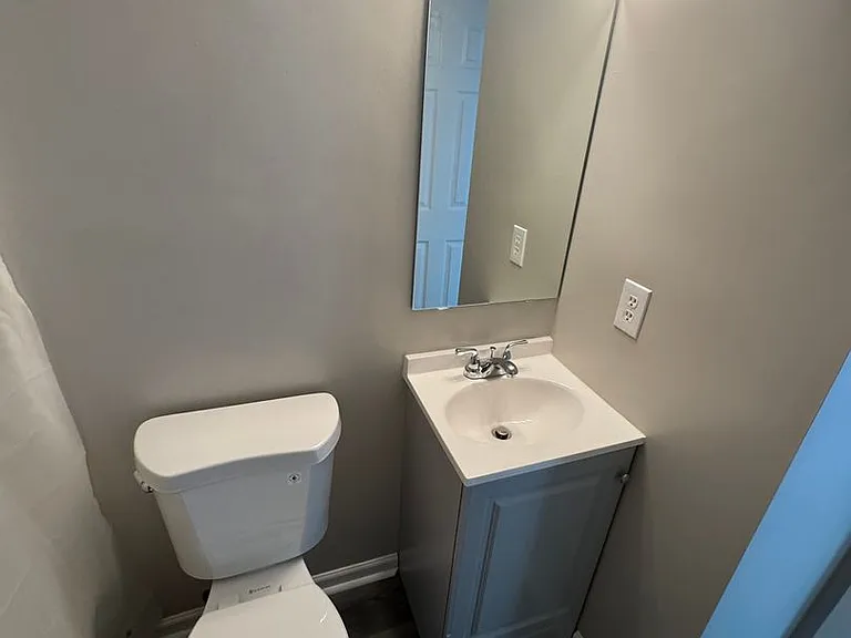 2212 Hart St — Photo 4