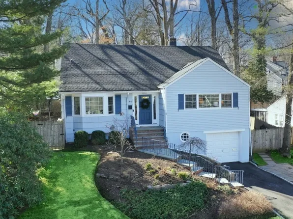 14 Whitewood Dr, New Providence Boro, NJ 07901