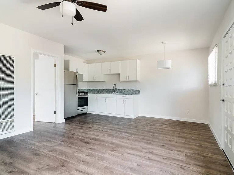 512 S Myers St — Photo 2