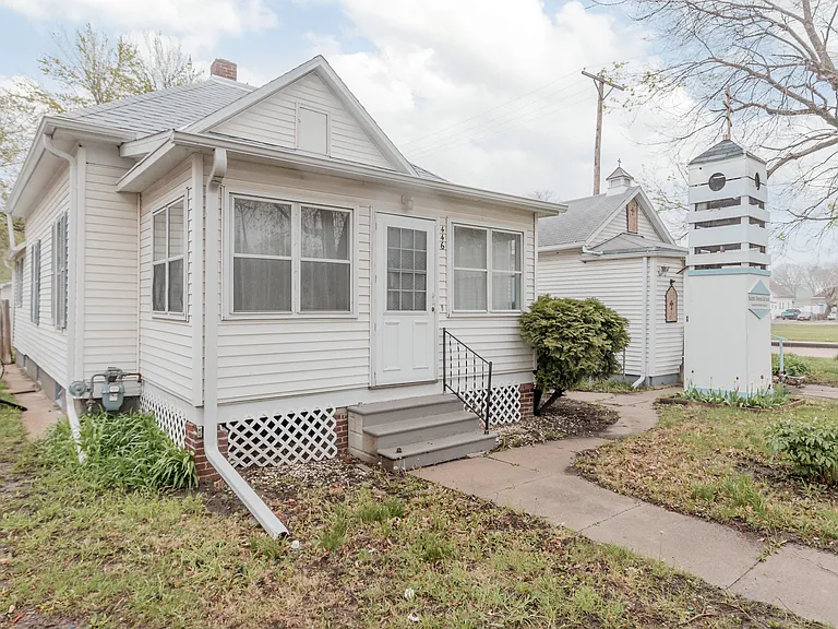 446 E St — Photo 2