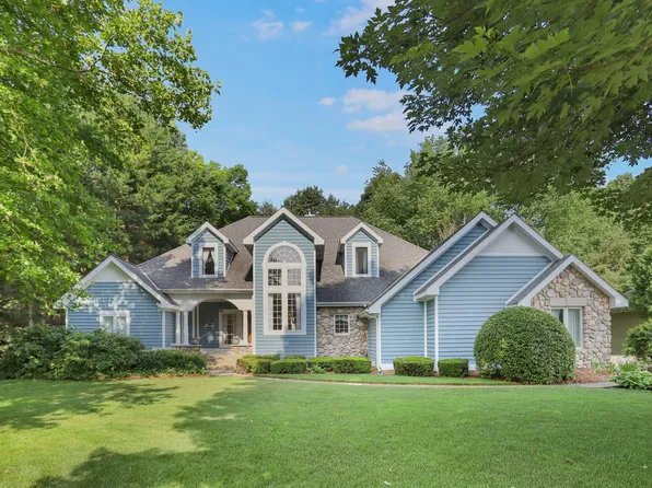 88 Bay Circle Dr, Holland, MI 49424