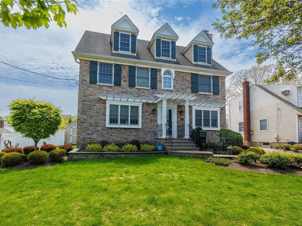 204 Willard Avenue, Farmingdale, NY 11735