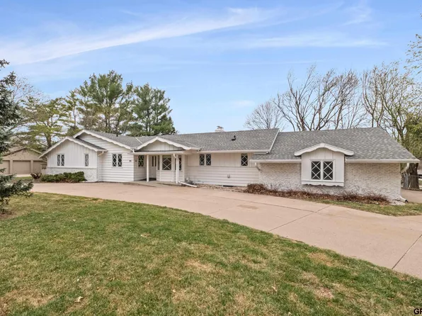 1206 Pine Rd, Omaha, NE 68144