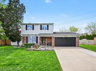 22098 Hillcrest Ct, Woodhaven, MI 48183