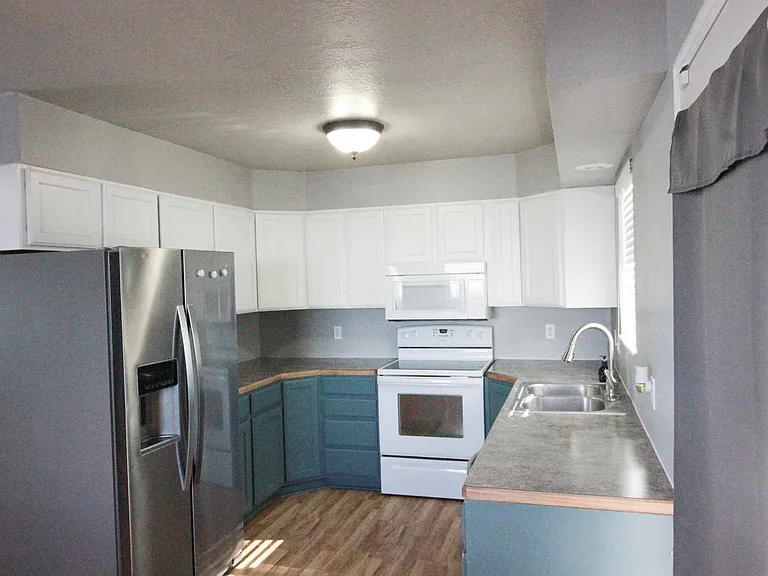 565 E 33rd St — Photo 5