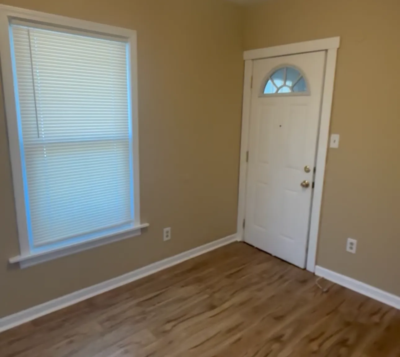 Studio, 300 sqft, $850 — Photo 1