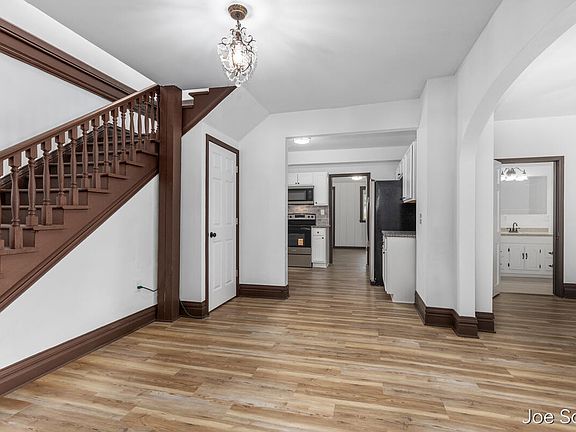 4th image of 117 E Wright Ave
